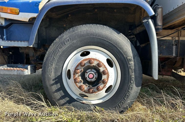 image for item ER8401 1999 Isuzu FTR box truck