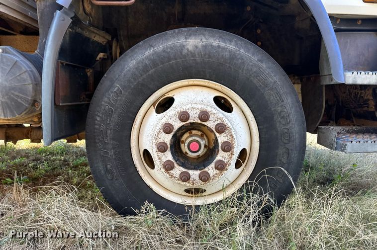 image for item ER8401 1999 Isuzu FTR box truck