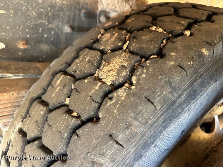 image for item ER8401 1999 Isuzu FTR box truck