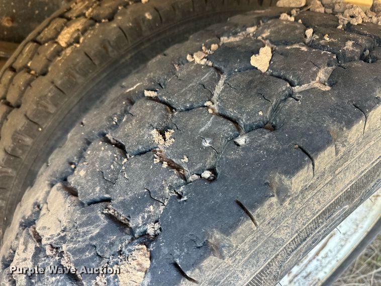 image for item ER8401 1999 Isuzu FTR box truck