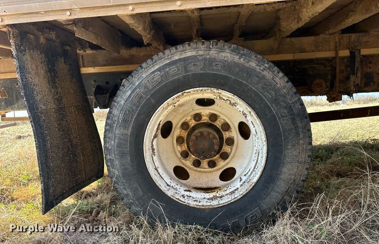 image for item ER8401 1999 Isuzu FTR box truck