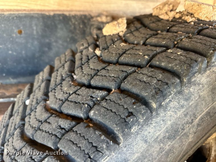 image for item ER8401 1999 Isuzu FTR box truck