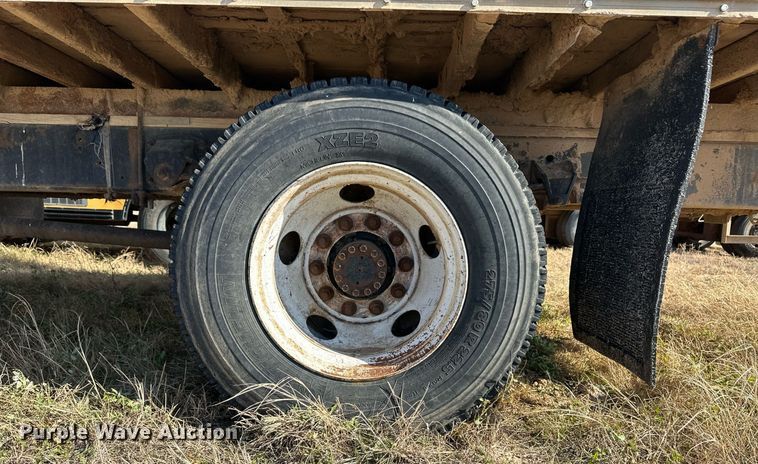 image for item ER8401 1999 Isuzu FTR box truck