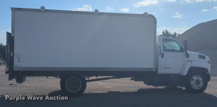 image for item NW9739 2003 GMC C7500 box truck
