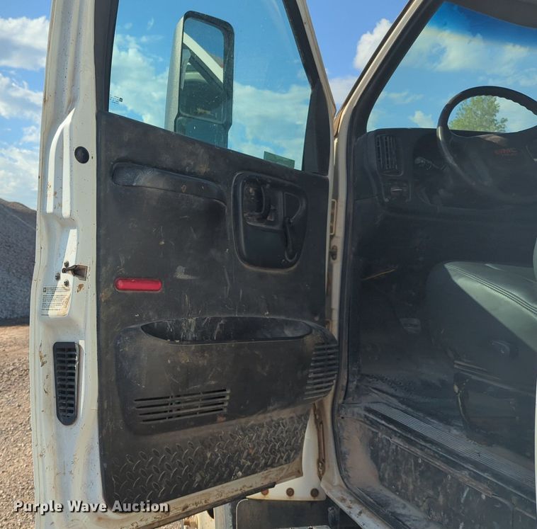 image for item NW9739 2003 GMC C7500 box truck