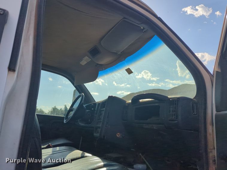 image for item NW9739 2003 GMC C7500 box truck