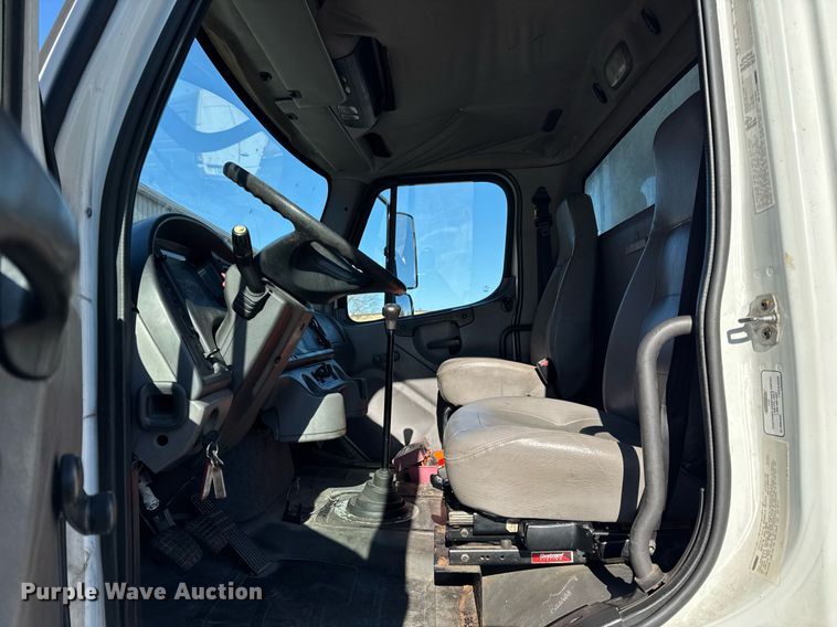 image for item OG9768 2010 Freightliner M2 box truck