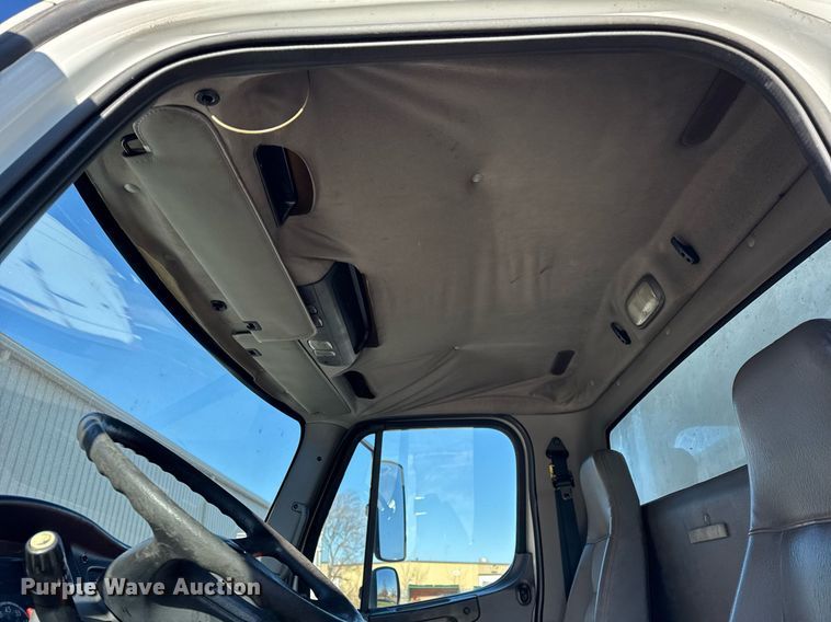 image for item OG9768 2010 Freightliner M2 box truck