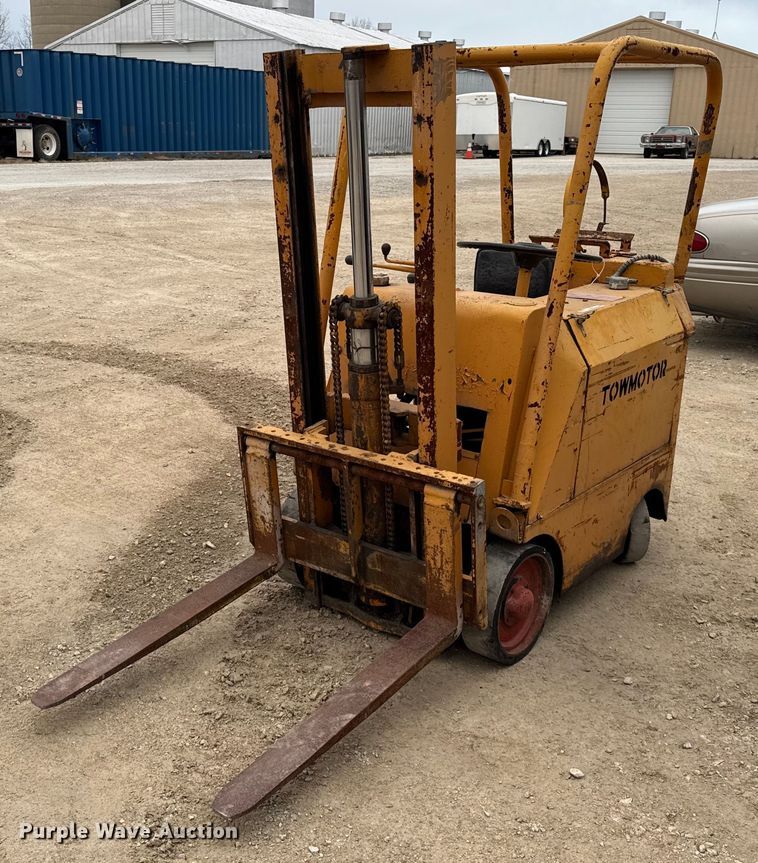 image for item OG9779 Towmotor  351SG2024 forklift