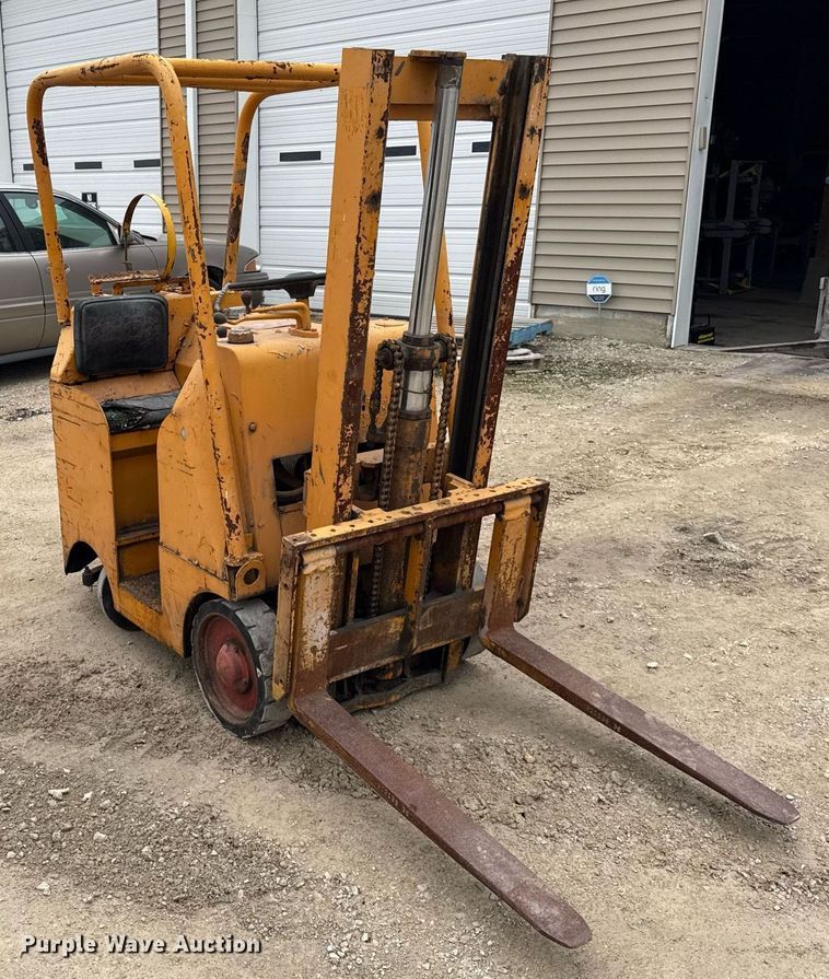 image for item OG9779 Towmotor  351SG2024 forklift