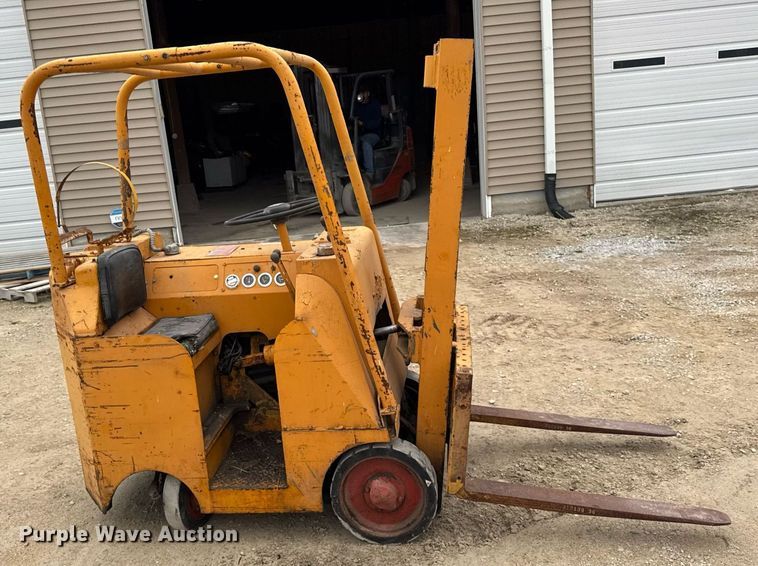 image for item OG9779 Towmotor  351SG2024 forklift