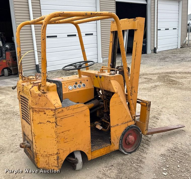 image for item OG9779 Towmotor  351SG2024 forklift