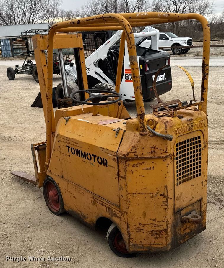 image for item OG9779 Towmotor  351SG2024 forklift