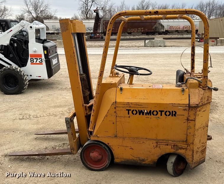 image for item OG9779 Towmotor  351SG2024 forklift