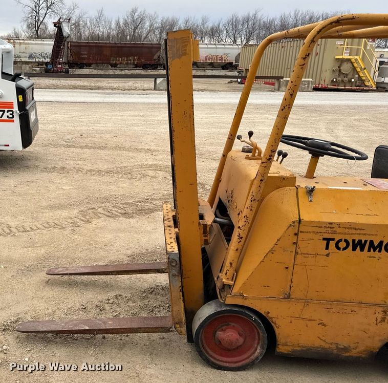 image for item OG9779 Towmotor  351SG2024 forklift