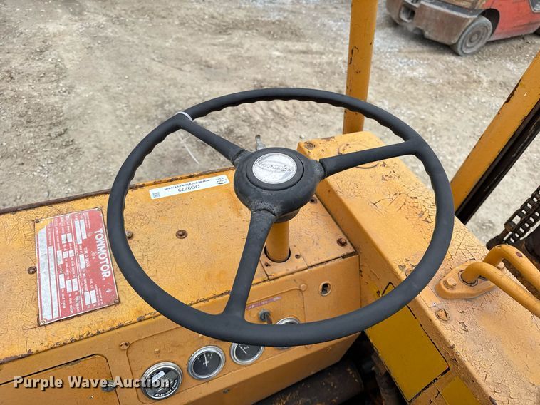 image for item OG9779 Towmotor  351SG2024 forklift