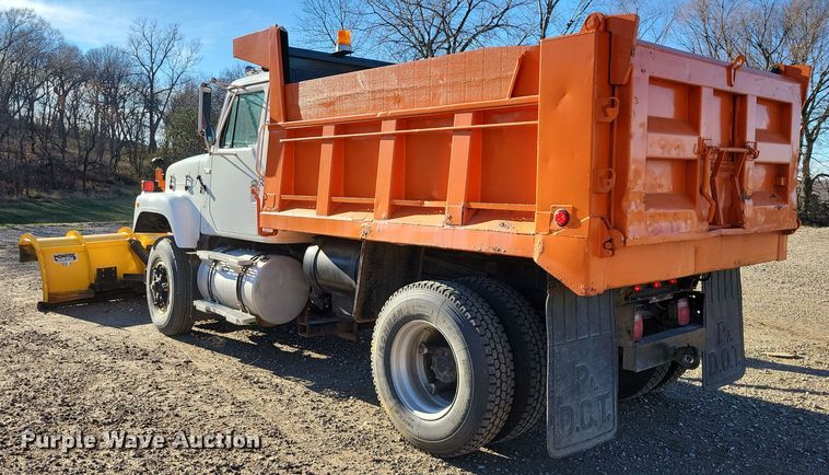 image for item OH9414 1981 International  S2500 dump truck