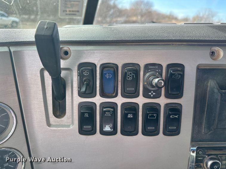 image for item DF8437 2012 Mack CXU613 dump truck