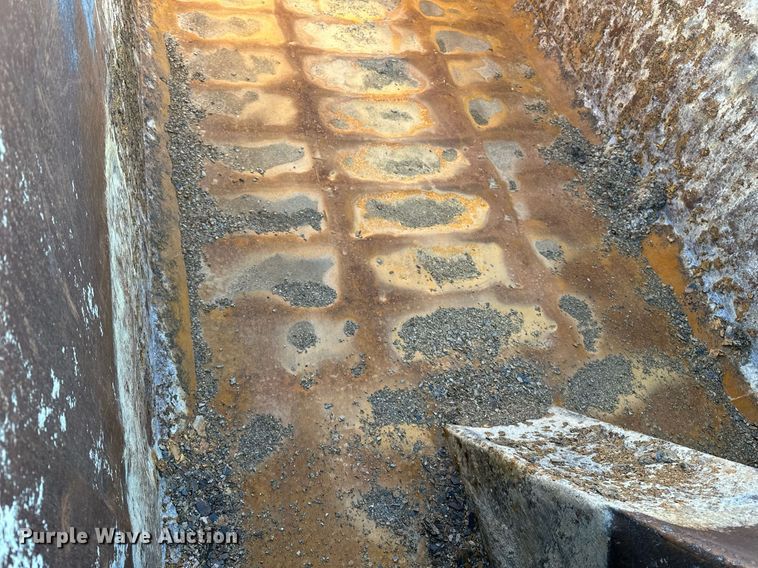 image for item DF8440 2012 Peterbilt 388 dump truck