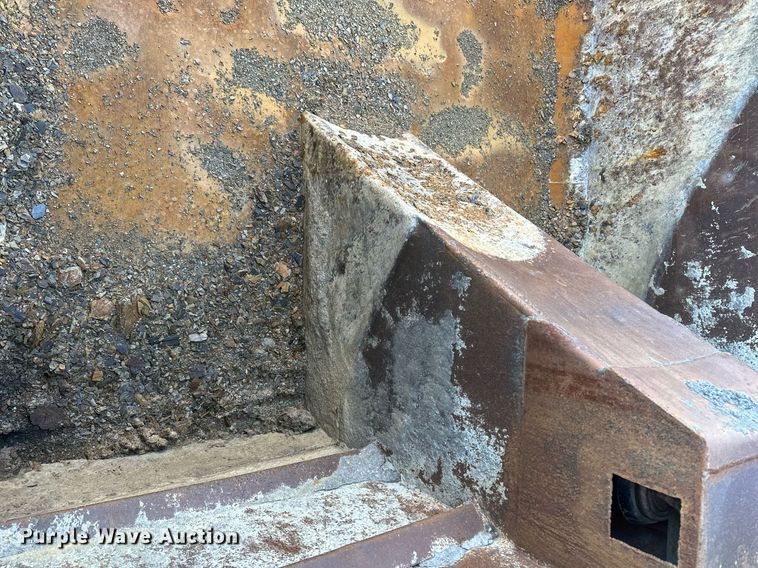 image for item DF8440 2012 Peterbilt 388 dump truck