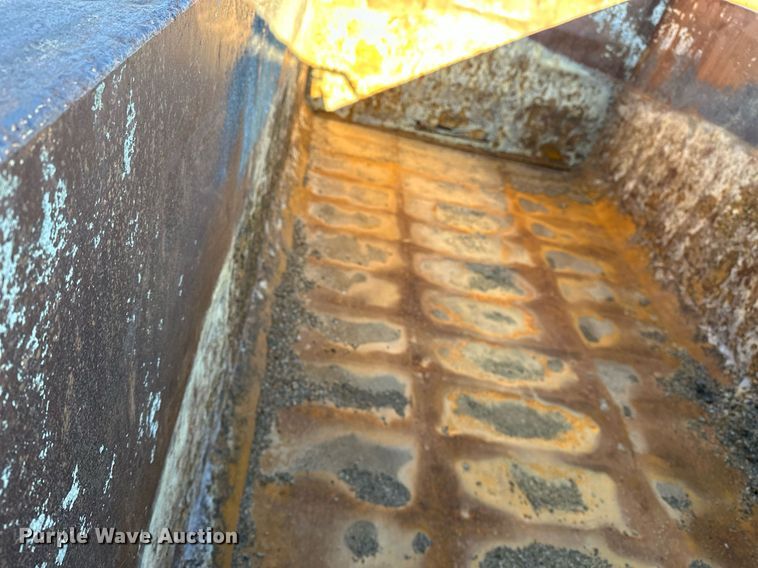 image for item DF8440 2012 Peterbilt 388 dump truck