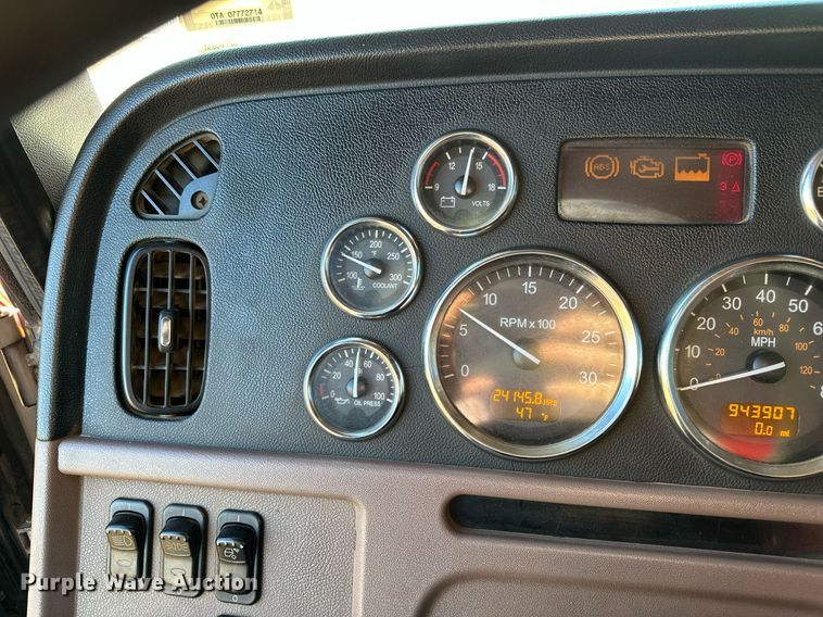 image for item DF8440 2012 Peterbilt 388 dump truck