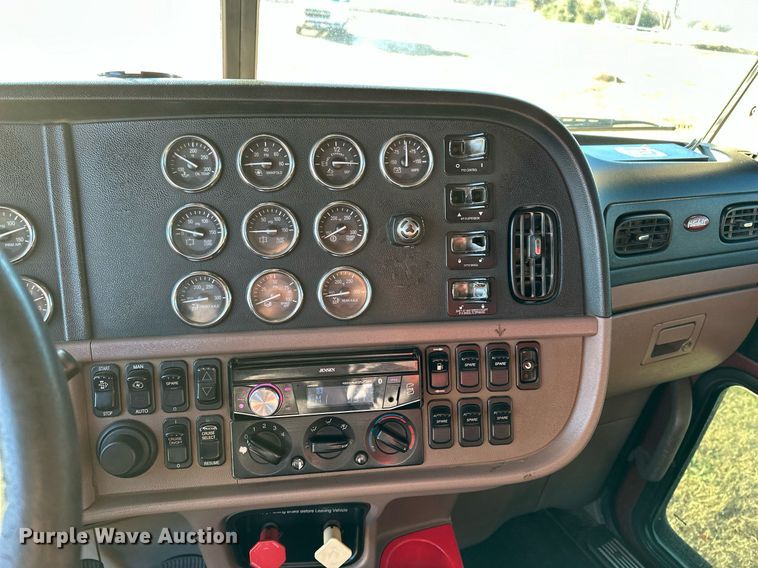 image for item DF8440 2012 Peterbilt 388 dump truck