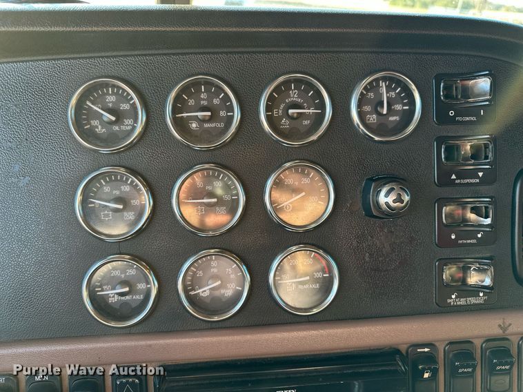 image for item DF8440 2012 Peterbilt 388 dump truck