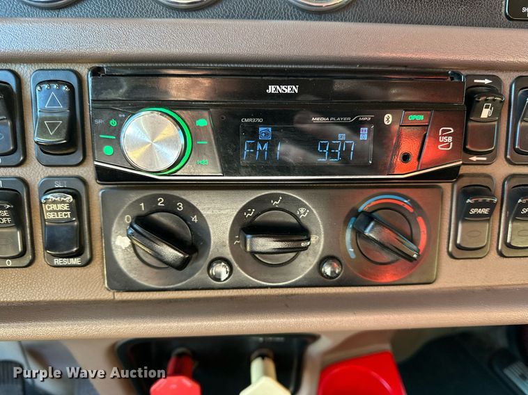 image for item DF8440 2012 Peterbilt 388 dump truck