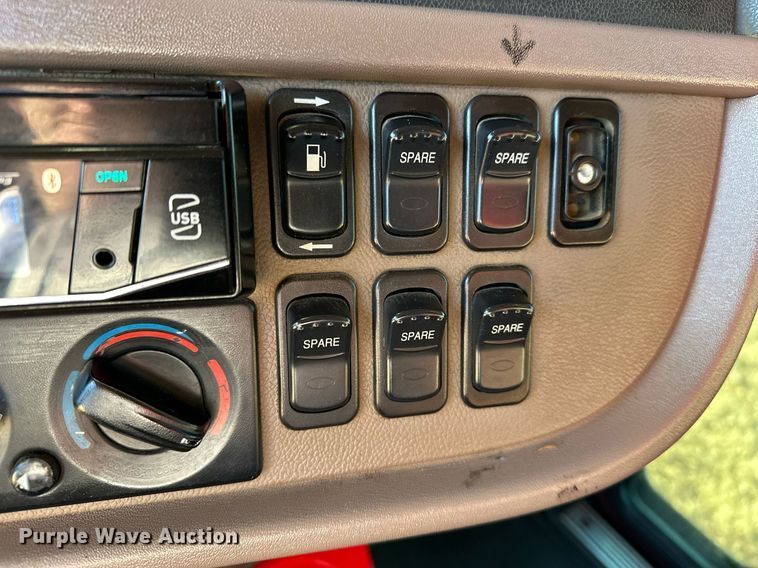 image for item DF8440 2012 Peterbilt 388 dump truck