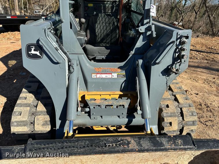 image for item DF8441 2018 John Deere 323E tracked skid steer loader