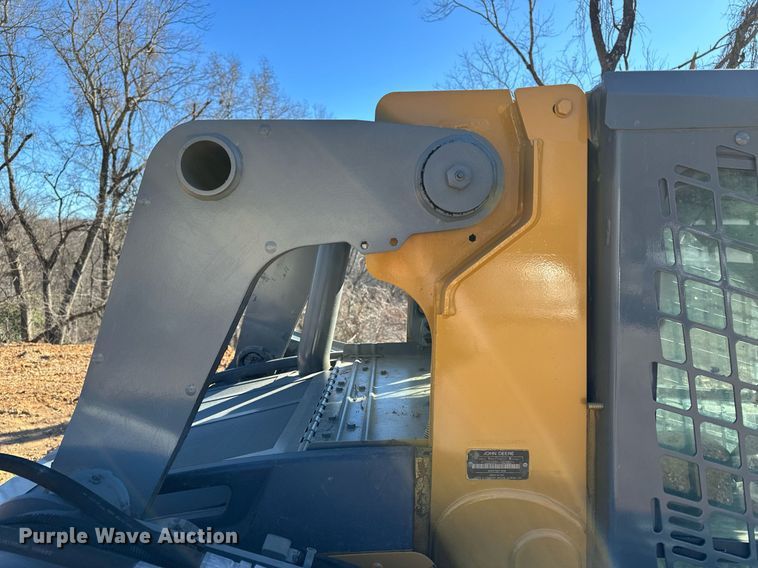 image for item DF8441 2018 John Deere 323E tracked skid steer loader