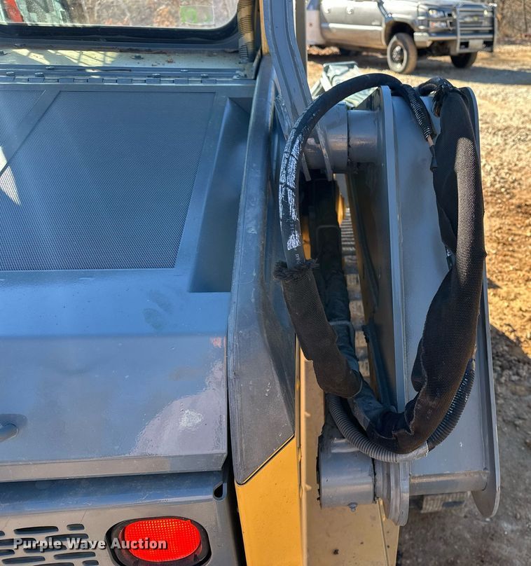 image for item DF8441 2018 John Deere 323E tracked skid steer loader