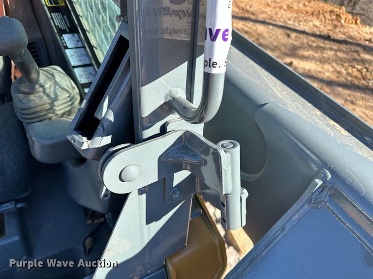 image for item DF8441 2018 John Deere 323E tracked skid steer loader