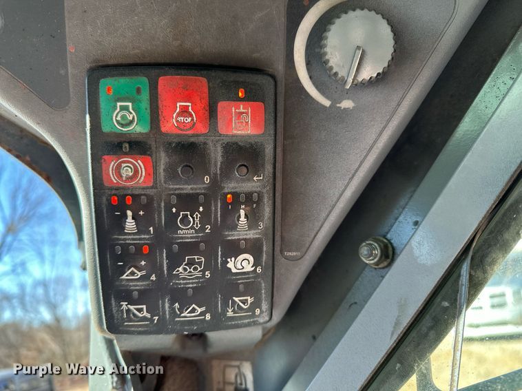 image for item DF8441 2018 John Deere 323E tracked skid steer loader