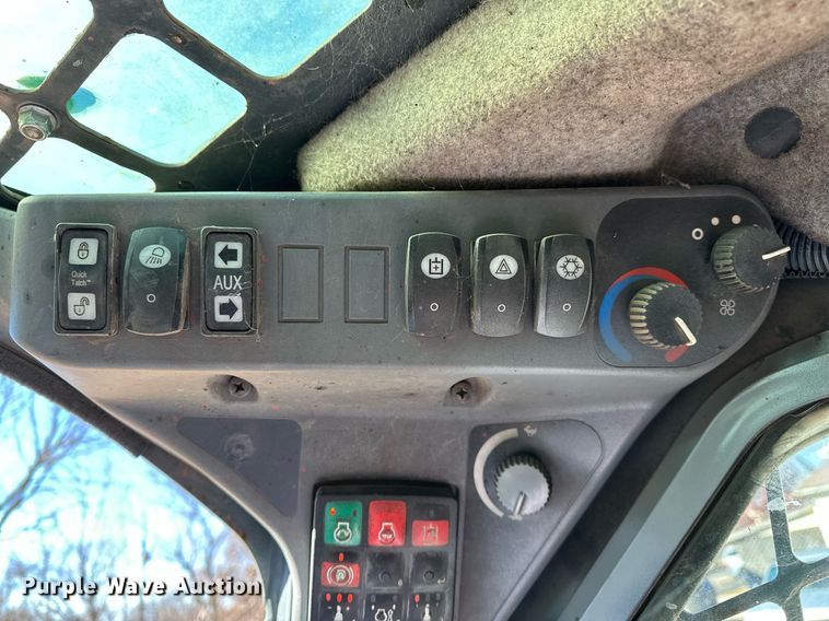 image for item DF8441 2018 John Deere 323E tracked skid steer loader