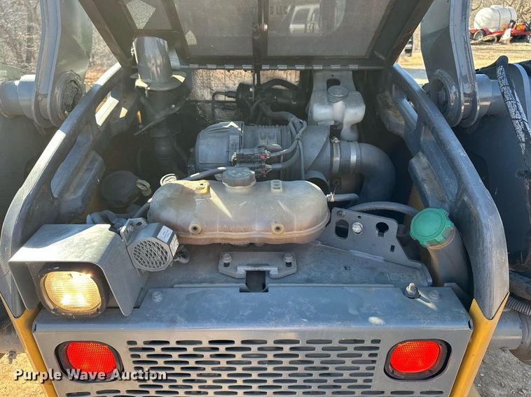 image for item DF8441 2018 John Deere 323E tracked skid steer loader