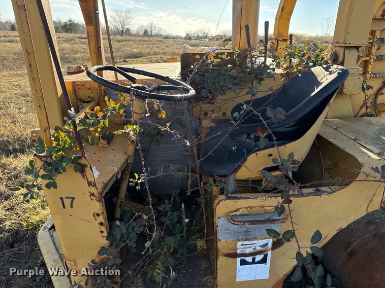 image for item DJ9765 1974 Caterpillar 613 conventional scraper 