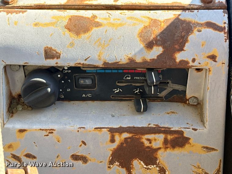 image for item DJ9769 1995 Hyundai Robex-290LC-3 excavator