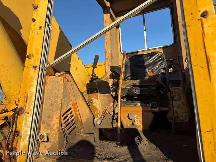 image for item DJ9856 1988 Caterpillar 225B excavator