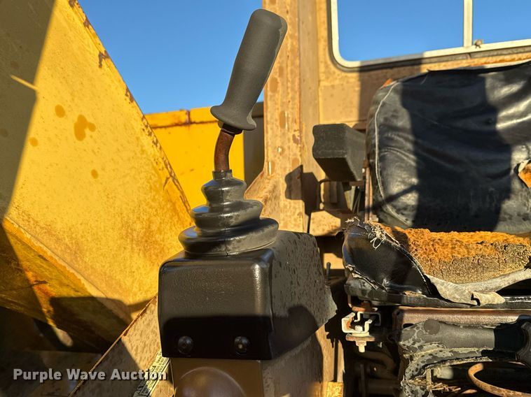 image for item DJ9856 1988 Caterpillar 225B excavator