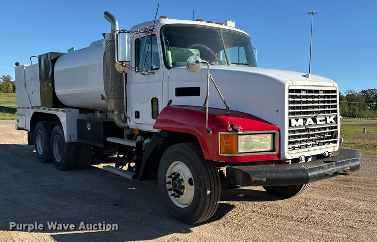 image for item DM1858 1996 Mack CH600 fuel / lube truck