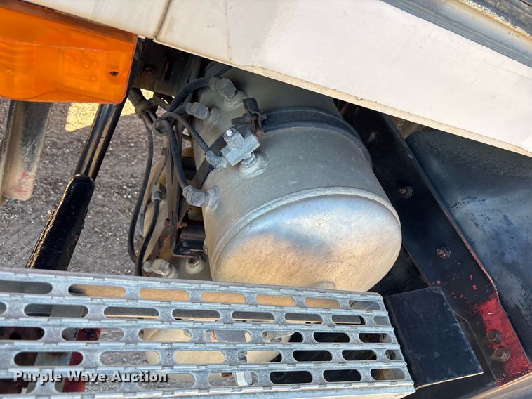 image for item DM1858 1996 Mack CH600 fuel / lube truck