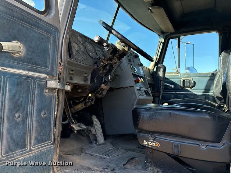 image for item DM1858 1996 Mack CH600 fuel / lube truck