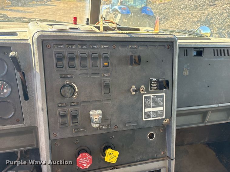 image for item DM1858 1996 Mack CH600 fuel / lube truck