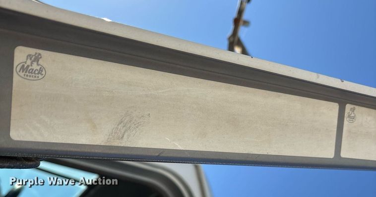 image for item DM1858 1996 Mack CH600 fuel / lube truck