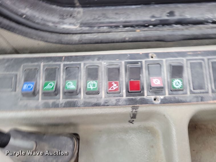 image for item DN3641 2005 Daewoo Mega 300V wheel loader