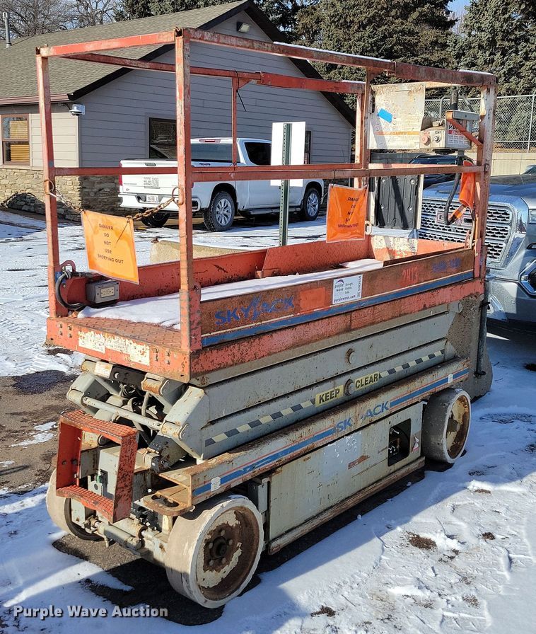 image for item DN3650 2007 SkyJack SJIII 3220 scissor lift