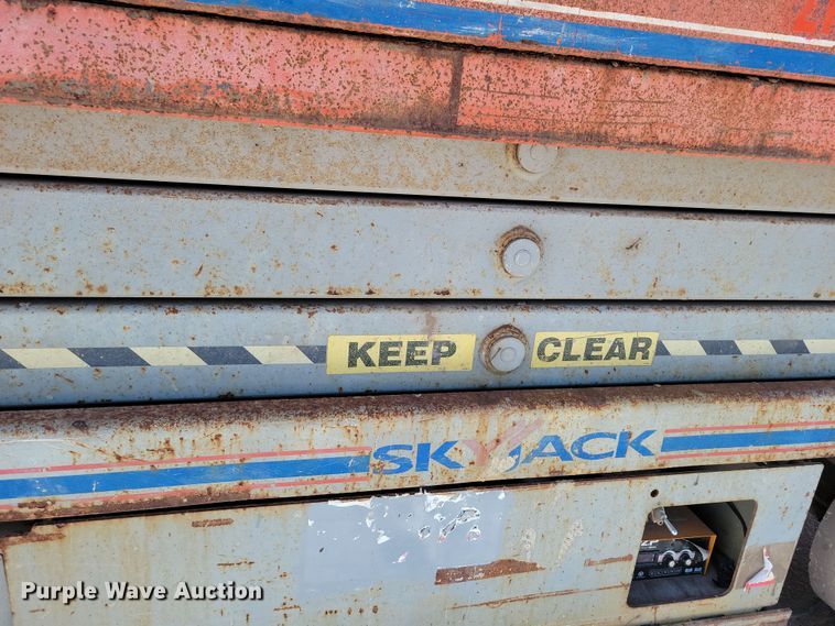 image for item DN3650 2007 SkyJack SJIII 3220 scissor lift