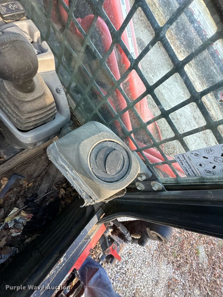 image for item DO0040 Kubota SVL90-2 tracked skid steer loader